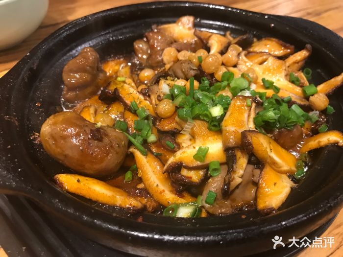 洪味坊本味砂锅香菇肥肠图片 - 第1张