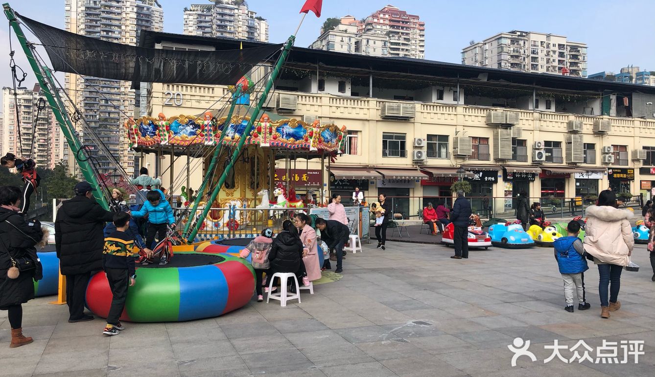 一直顺着坡坡向上走逛逛欧街逛完以后出了门口