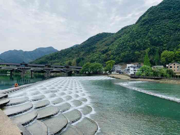 龙鳞坝景区-"湖源乡,一个位于富春山居中的小村庄,以"