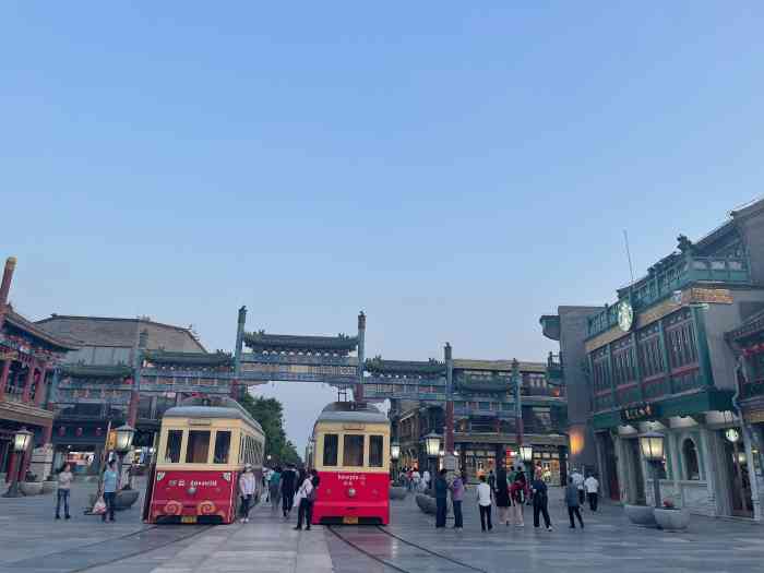 比较有北京特色的一条步行街,不过现在有一些新近品牌也在这里开店了