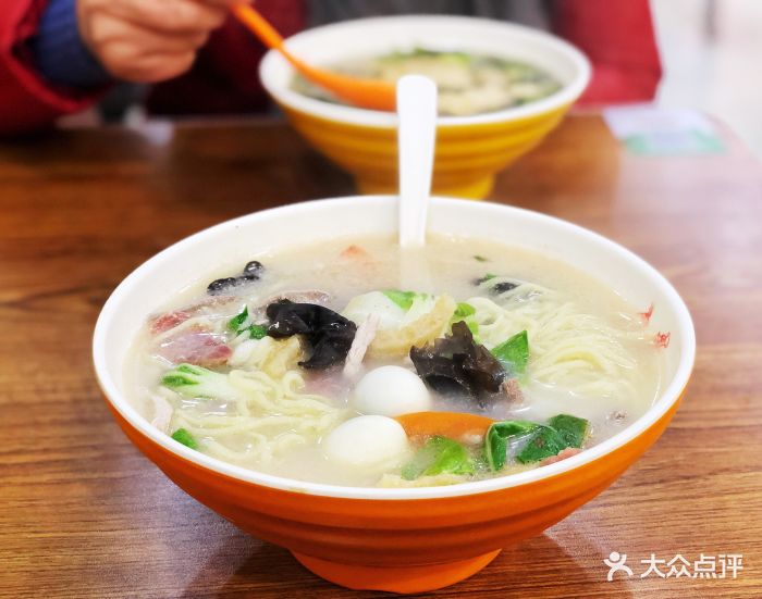 杨品香老鸭粉丝汤包特色六鲜面图片