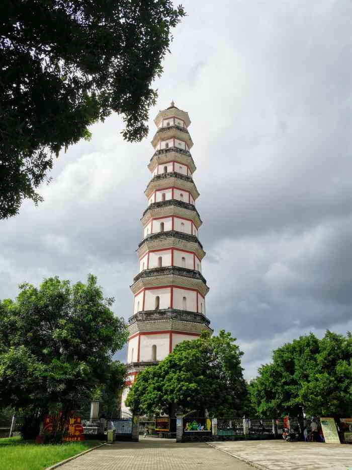 宝光塔-"宝光塔建于明朝,塔高九层.由于年代久远,.