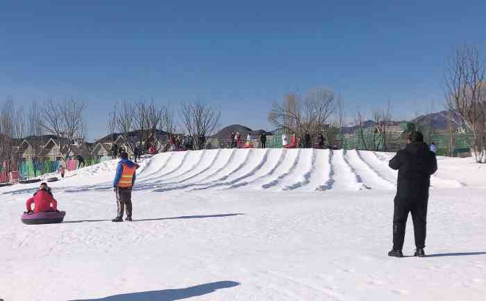密云弗农冰雪小镇"弗农小镇位于密云区密关路上,去的时候下过.
