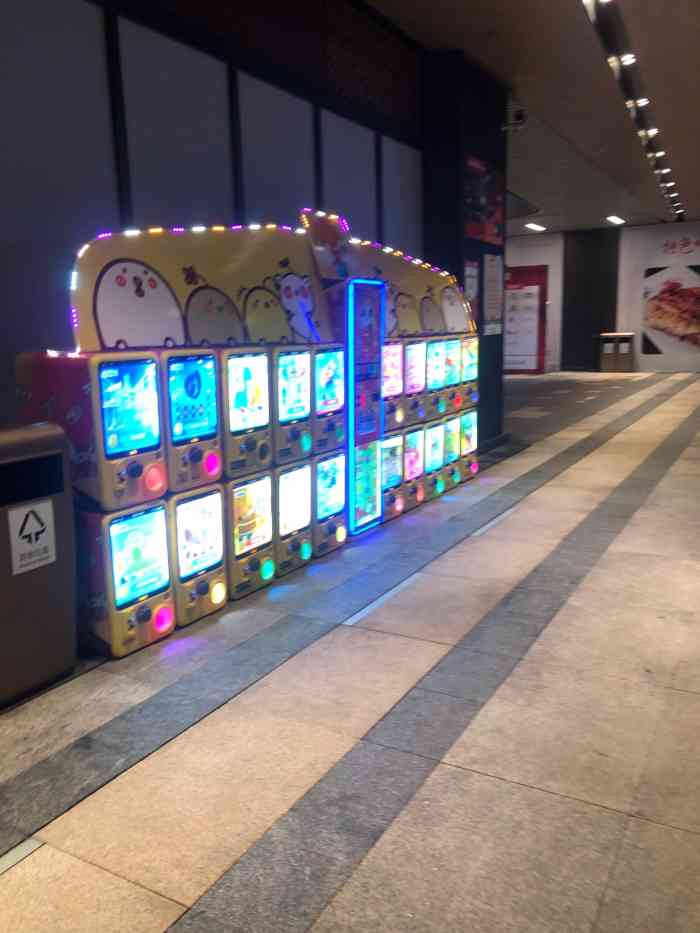 商场紧靠着创智公园旁边所以很多店家都有风景很好的靠窗座位大落地窗