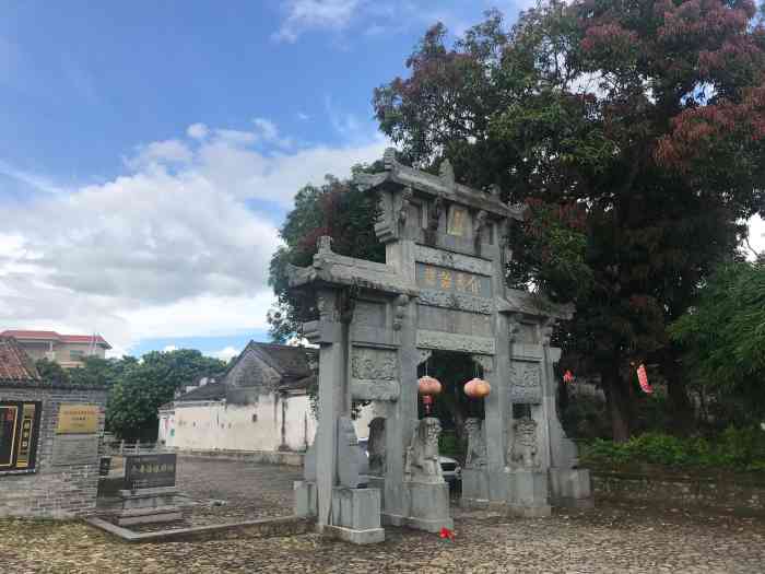 皇思扬古围村-"在皇思扬古围村里,去村子里逛在这里吃