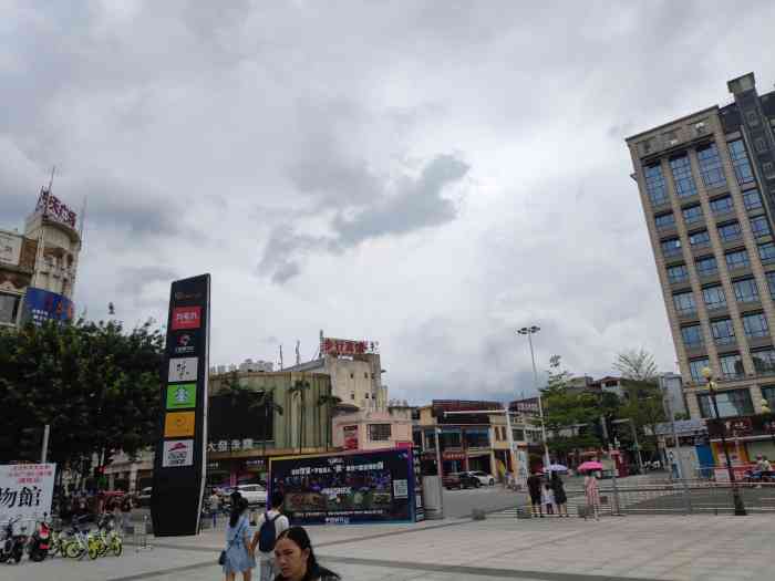 兴中广场中山人的聚集地位于石岐区岐江旁紧挨孙文西路步行街整个商场