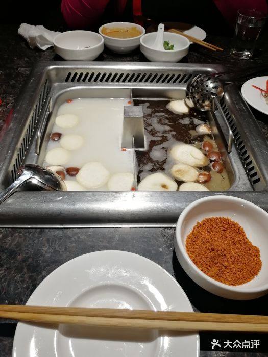 海底捞火锅(上地华联店)菌汤和三鲜锅底图片