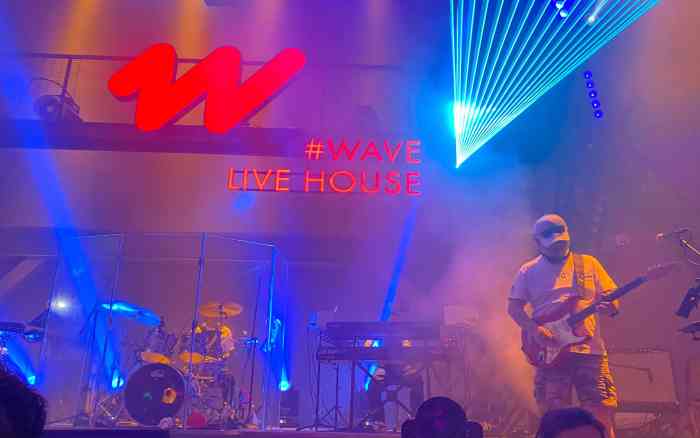 wave live house-"[樱花]特色:火爆全昆明!趁着朋友生日终.