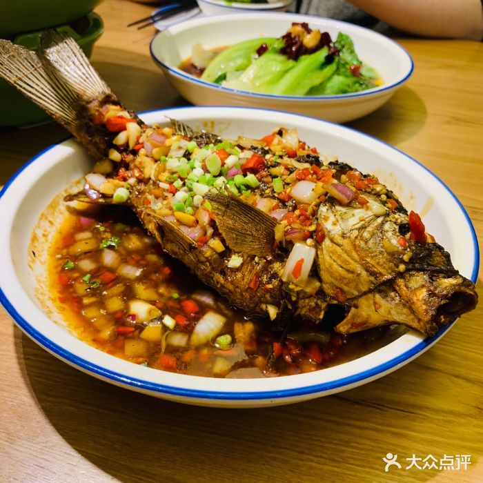 费大厨辣椒炒肉(新城吾悦广场店)香煎鲫鱼图片