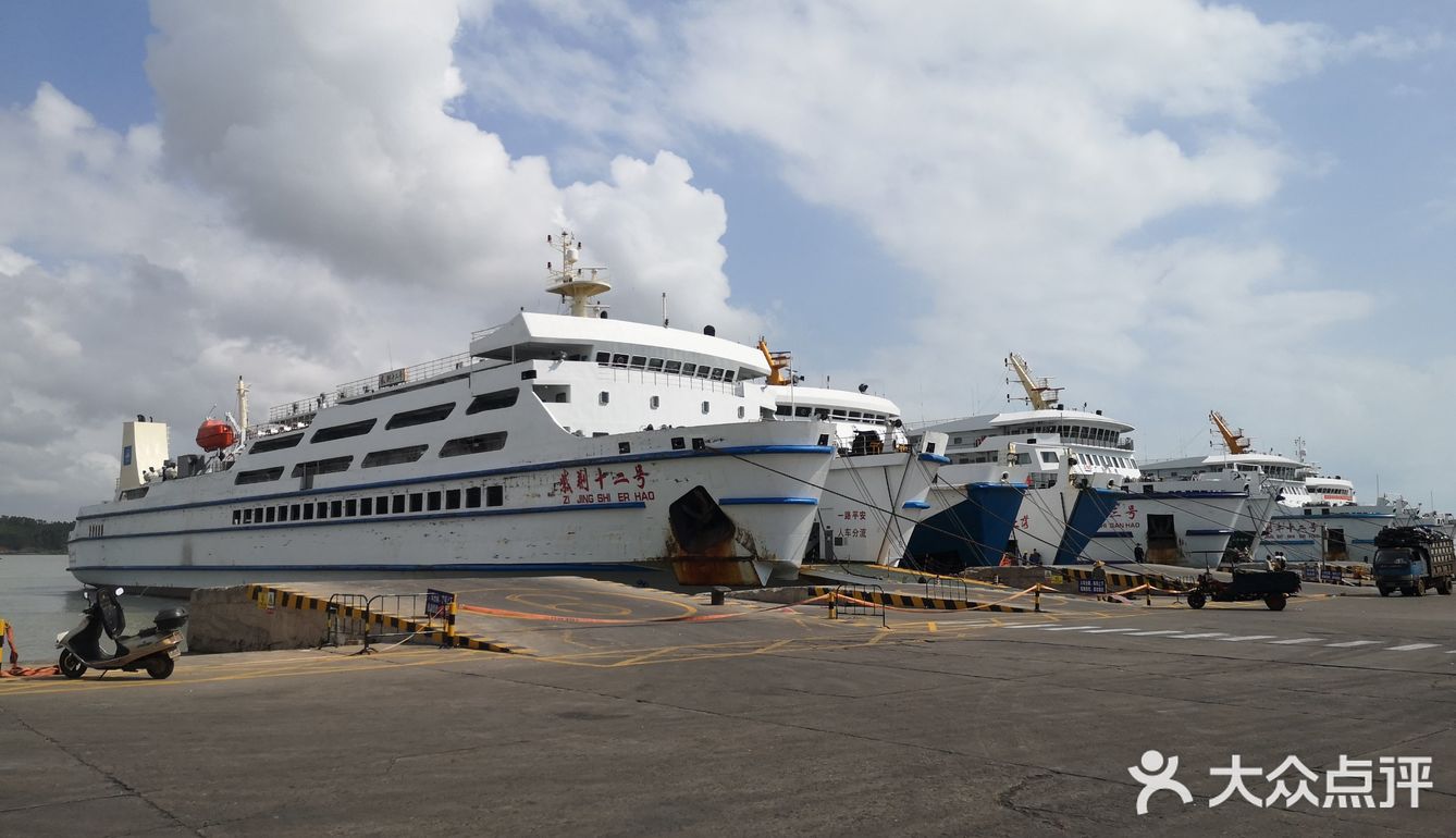 每天从琼州海峡这边横渡中国大陆跟海南岛的轮渡都相当的多