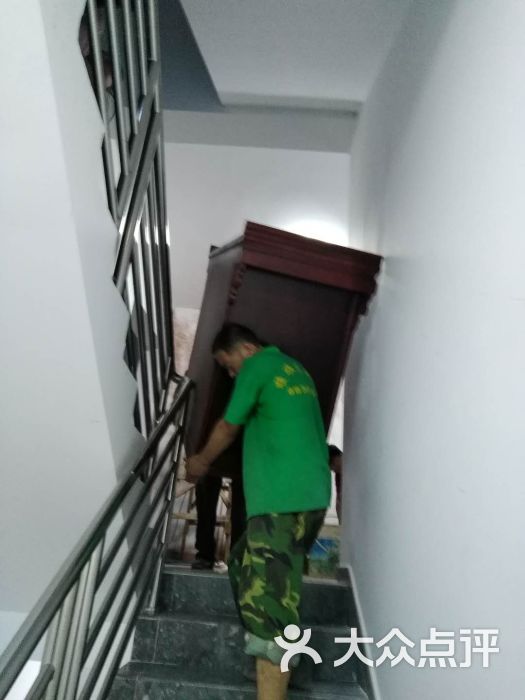 顺顺发搬家:师傅确实给力,上下楼搬柜子都小.深
