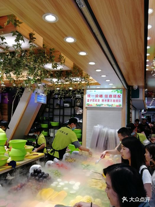 吃完饭,小伙伴想吃水果,刚好路过这里,就.-开