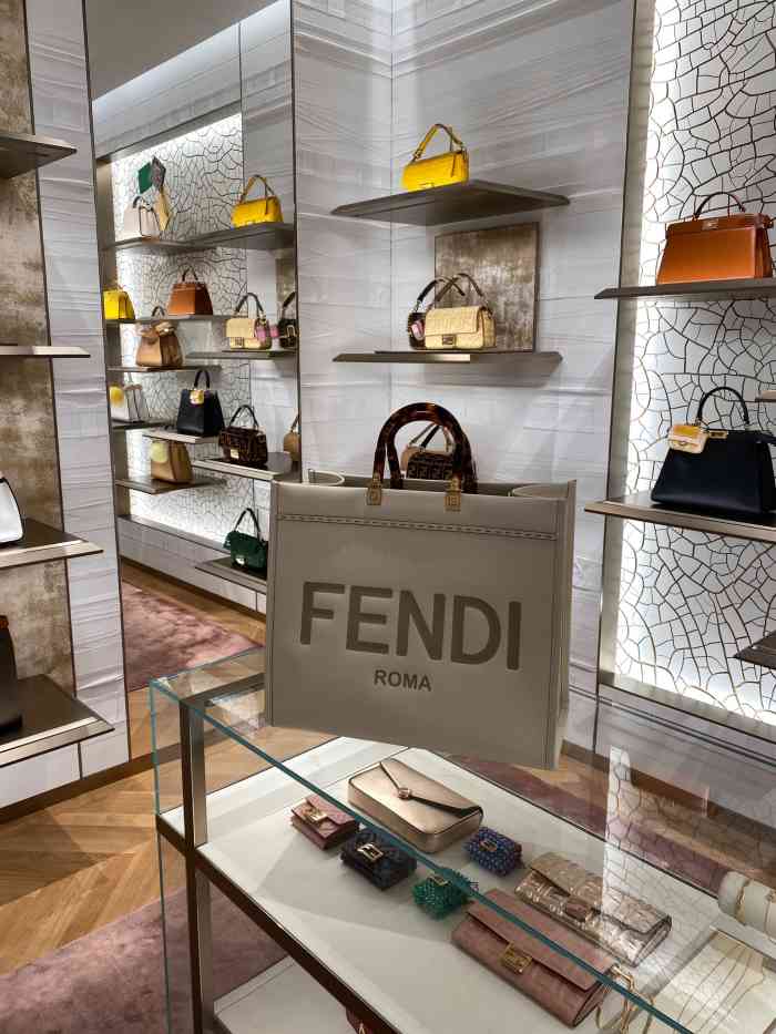 fendi(杭州大厦女装店)-"之前想买dior的老花渔夫帽去