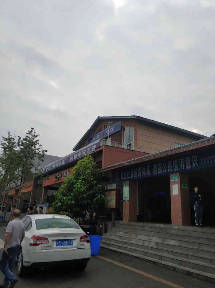 盐亭服务区停车场-"从阆中回重庆要经过的一个服务区