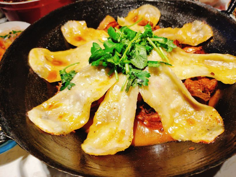 红柳羊肉串 这份红柳羊肉串一看就是皖北菜,红柳签都有手指粗,肉串也