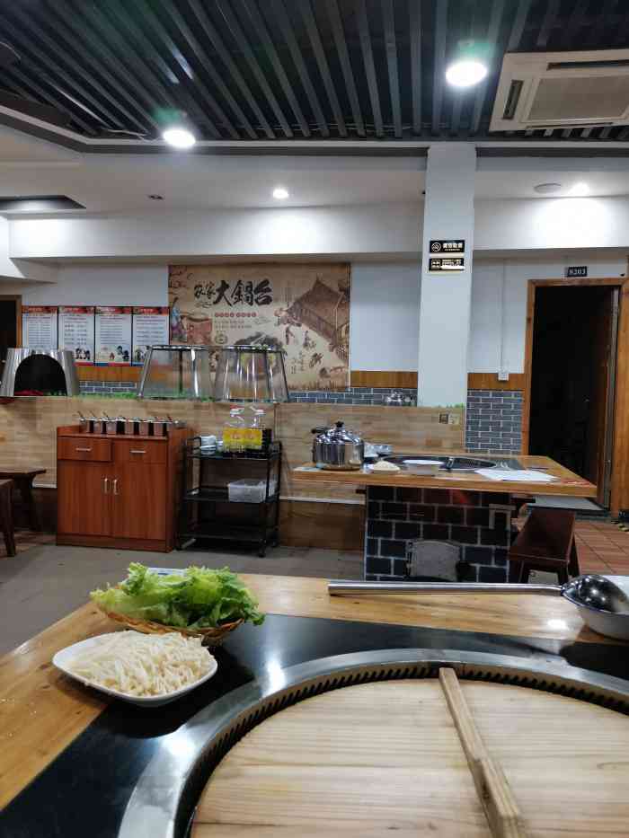 店,地锅鸡门口大大的店面招牌挺显眼,用餐直接上二楼,店内装修风格