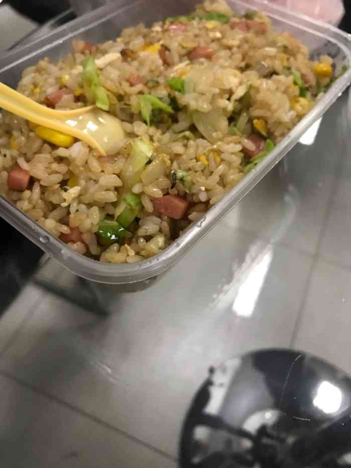 隔壁老李61炒饭"在他家点的外卖,一如既往的好吃,配的小咸.