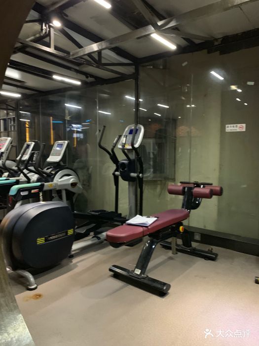 健身房离公司很近,每天中午都可以去,一口.-奥