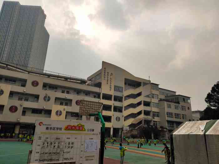 成都市少城小学-"少城小学坐落在宽窄巷子景区里,是一个有着.