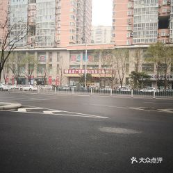 北京广安菜市口百货市场中心停车场