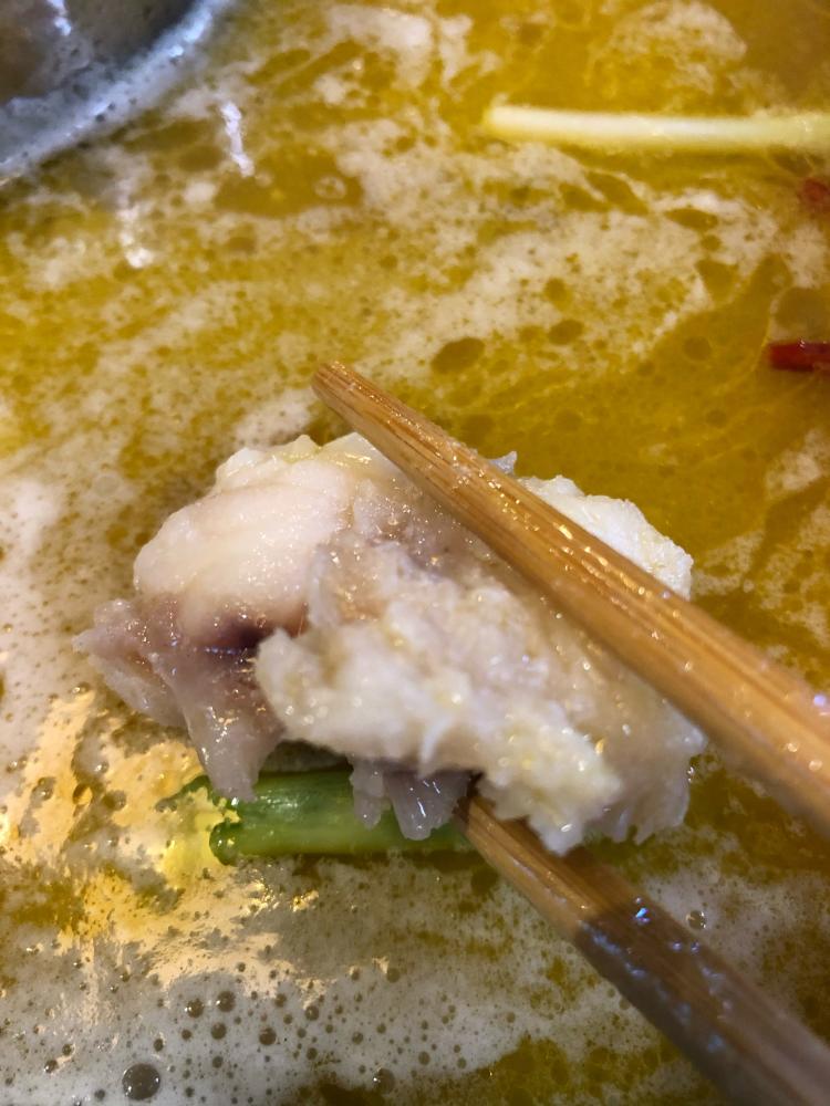 鱼火锅,非常喜欢,这次开到良乡华冠店,店内整齐干净,我们点了安康鱼