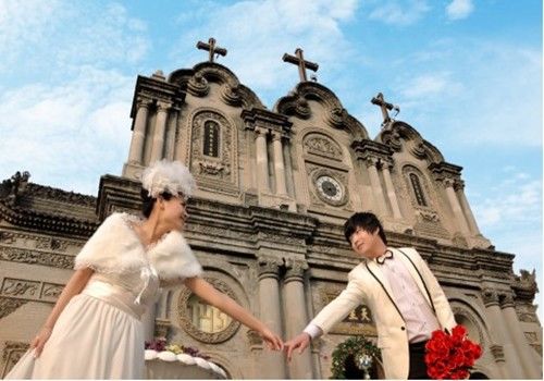 燕郊哪家婚纱店照的好_...达曼苏尔区的一家婚纱店外经过.-巴格达的婚纱店(2)