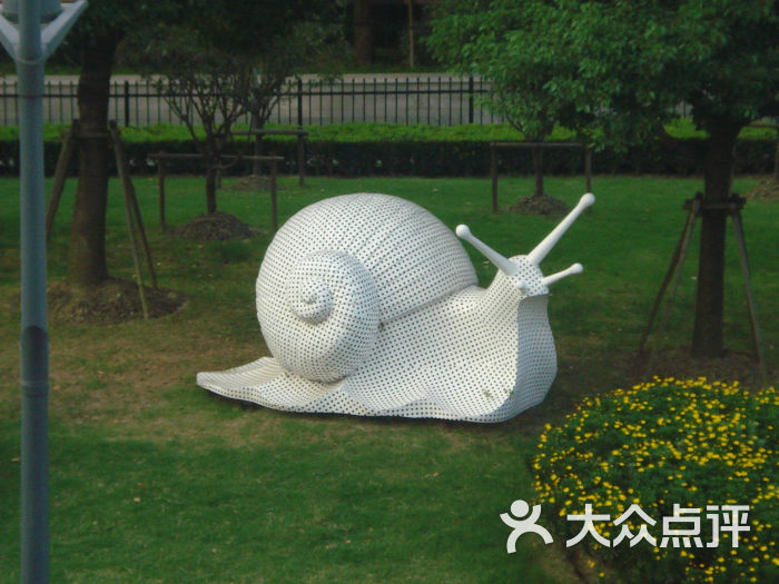 世纪大道-路中央绿化带上的蜗牛雕塑-环境-路中