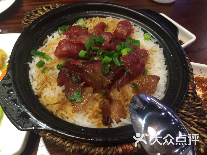 广味腊肠煲仔饭