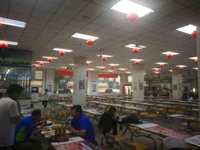 首钢技师学院二食堂2"首钢技师学院二食堂在首钢技师学院里面,走.