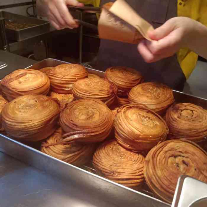 饼万兴·金丝牛肉饼(粮道街店)-"看起来排队不长,但是可难等了,一锅出