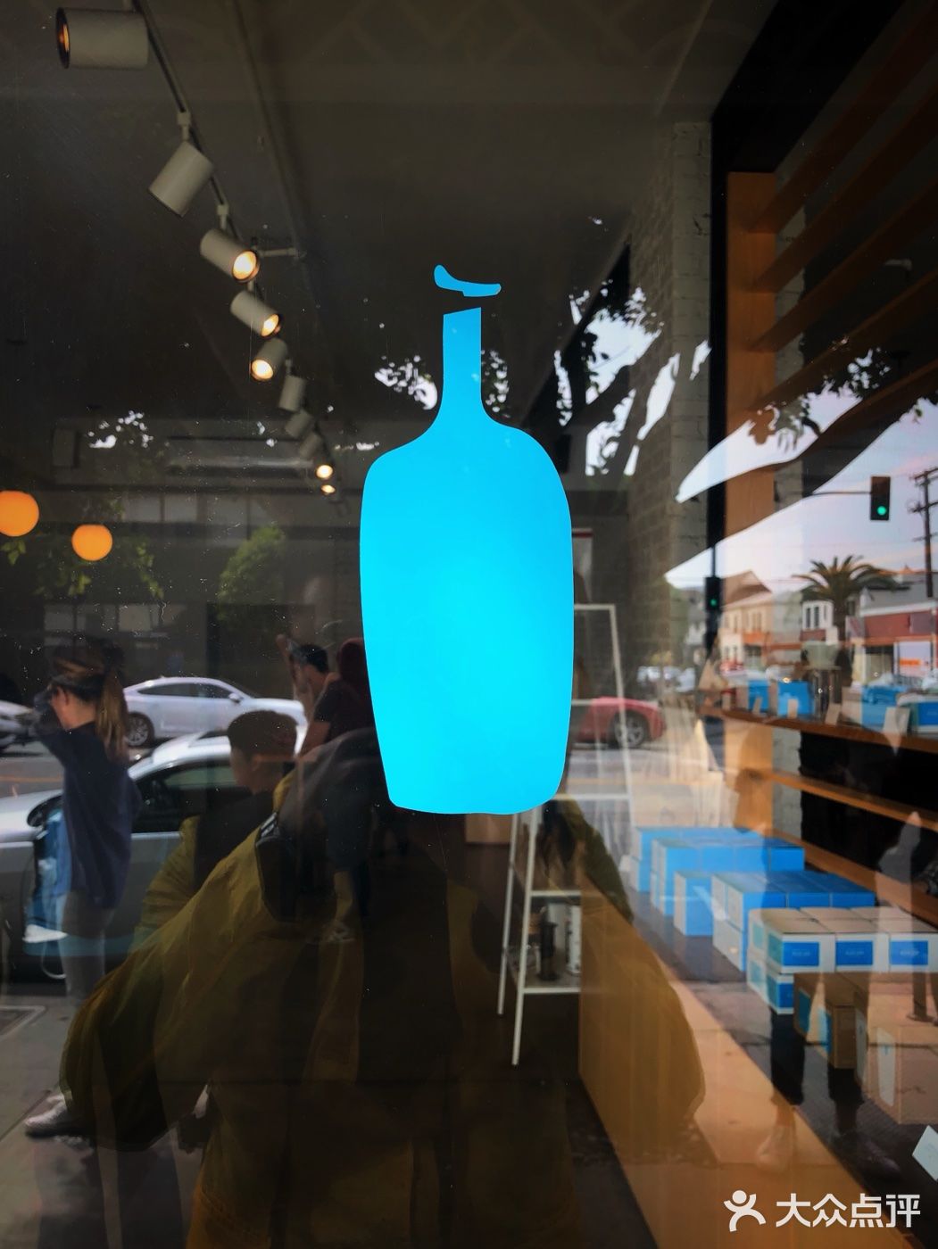 来洛杉矶怎么能不吃一口blue bottle coffee的拿铁,冷萃咖啡呢?