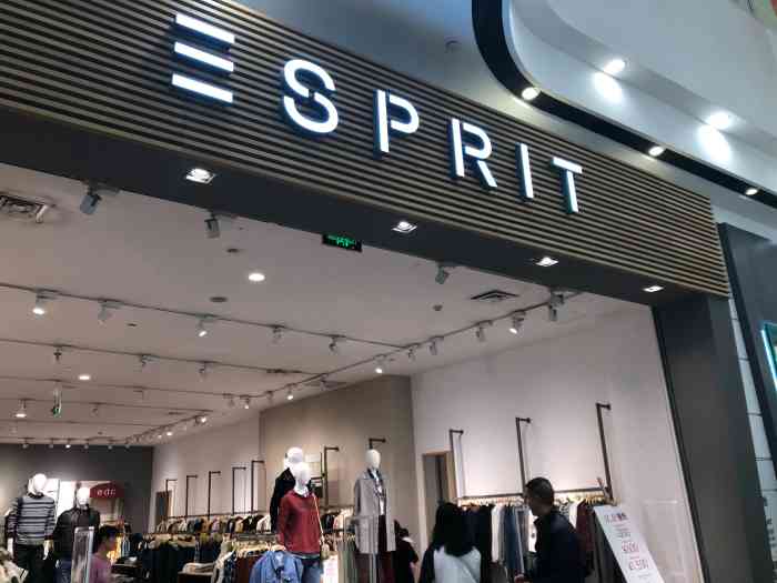 知名度蛮好的女性服装品牌门店,店内衣服款式很多『三sprit『大家的