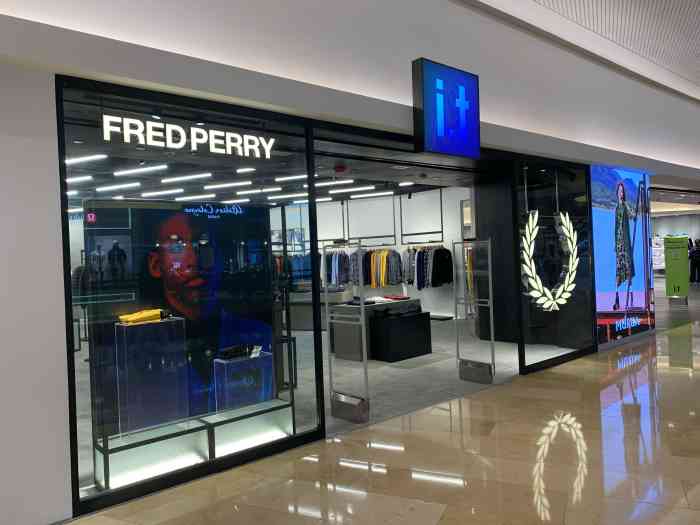 fred perry-"服务员的态度不怎么样,我拿起一件外套看