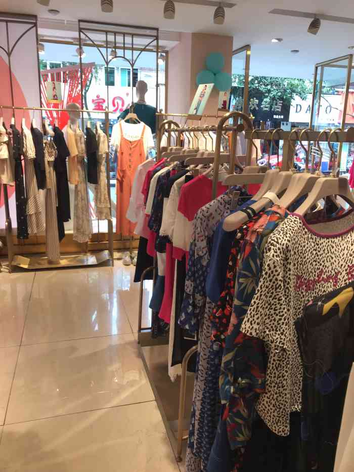 三彩(上升街店"这家三彩服装店在上升街已经有10多年了.