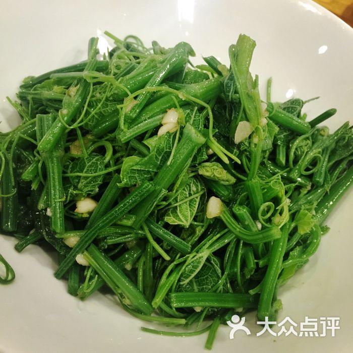      焦圈灌肠豆汁凉拌丝瓜尖炸酱