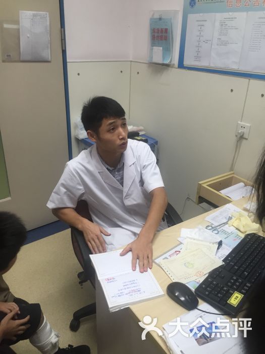 与他们一同回急诊4号骨科诊室排队复诊,等待期间坐诊医生以打电话为由