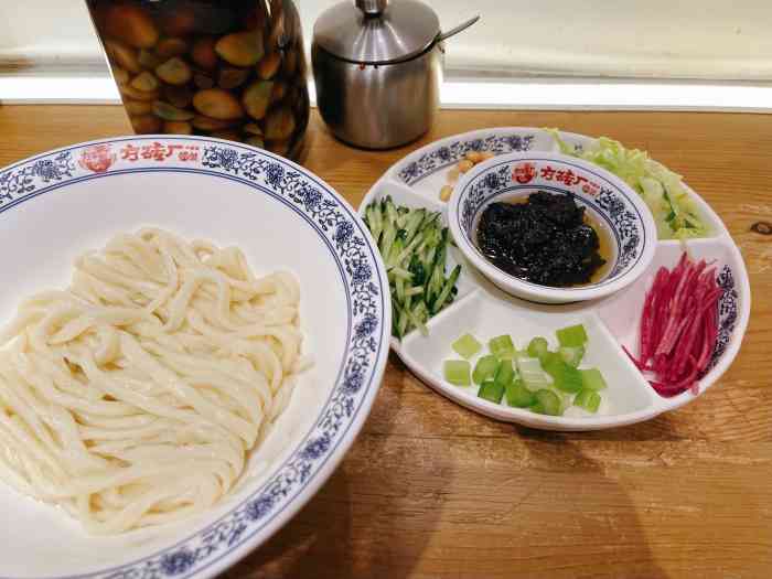 方砖厂69号炸酱面(南锣鼓巷店"南锣这有两家方砖场,第一家店更小些