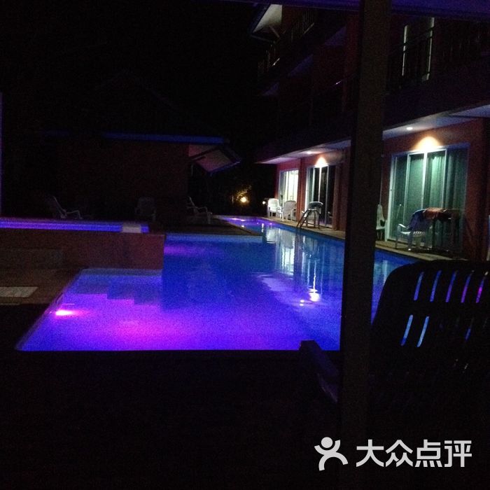 夜间游泳池 