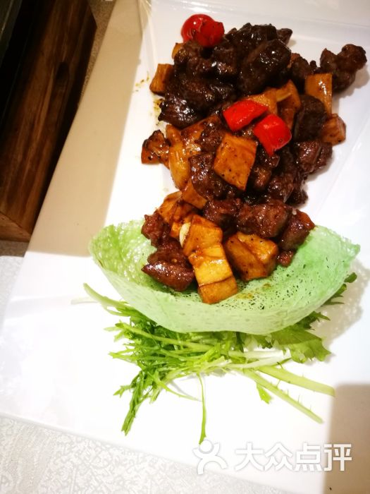 黑椒五彩牛肉粒