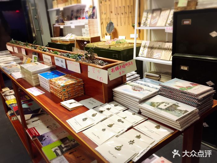 在南长街上,有书还有很多小饰品,还有好多.-时