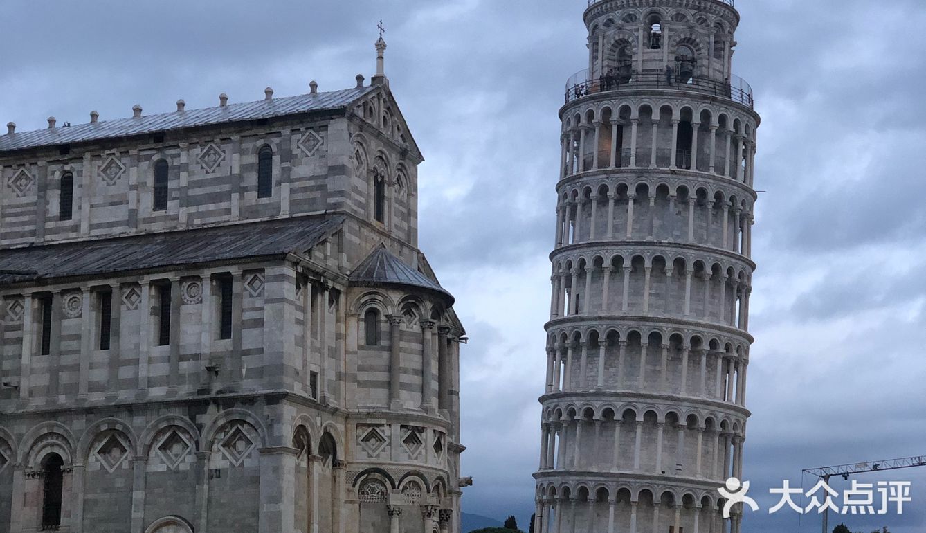 比萨斜塔是意大利佛罗伦萨的标志性建筑物之一