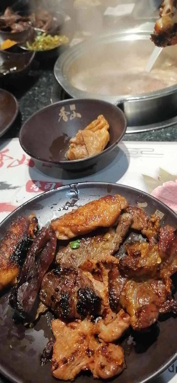 香山炭火烤肉自助餐(东汇城店"去用餐的时候是下午,总的来说没有