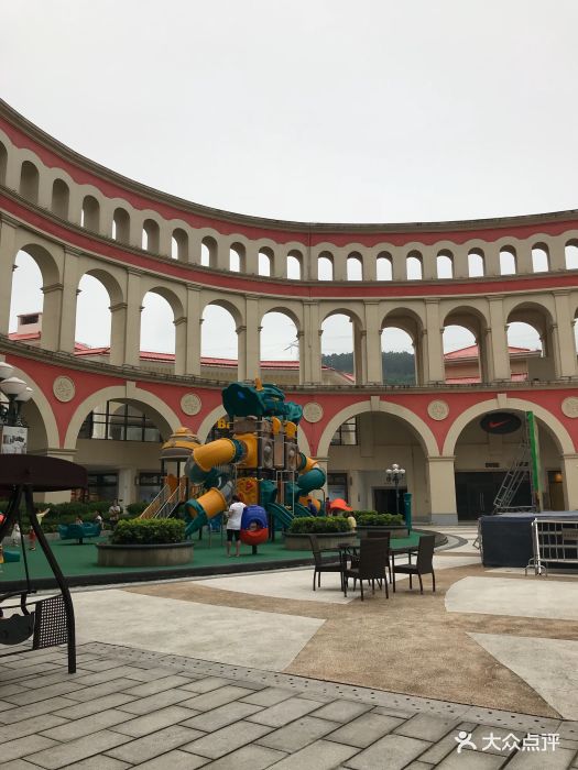 贵安奥特莱斯广场图片