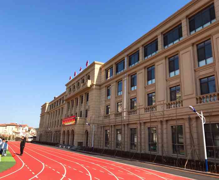 弘毅小学在甘井子区万科溪之谷原本拟订叫溪之谷小学现更名为弘毅小学