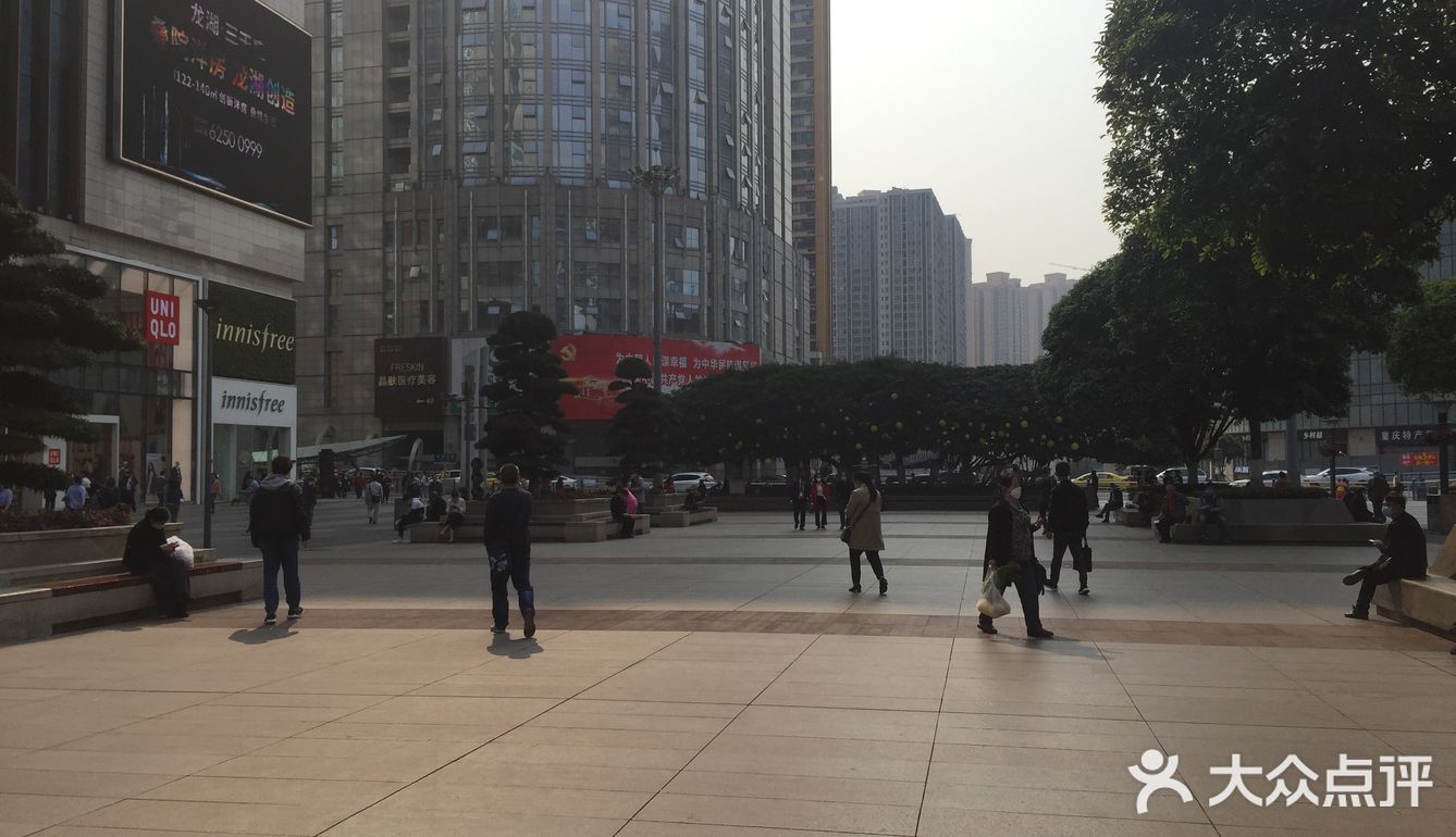 观音桥步行街,号称是重庆最洋盘的步行街,也是潮流的风