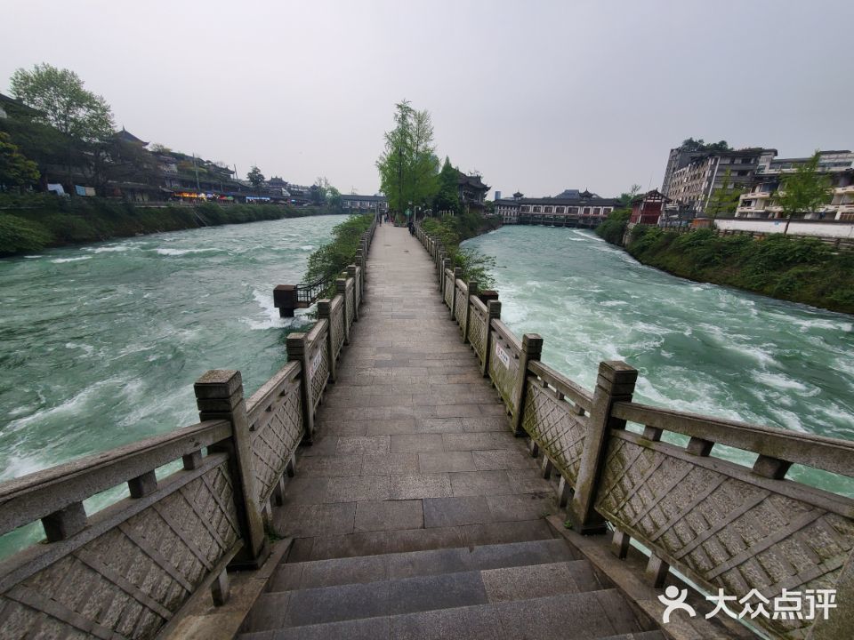 都江堰的南桥去过不下十多次了像极了成都的春熙路因为算