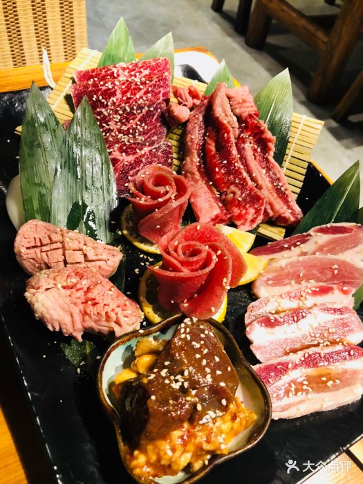 青木日式烧肉烤肉拼盘图片