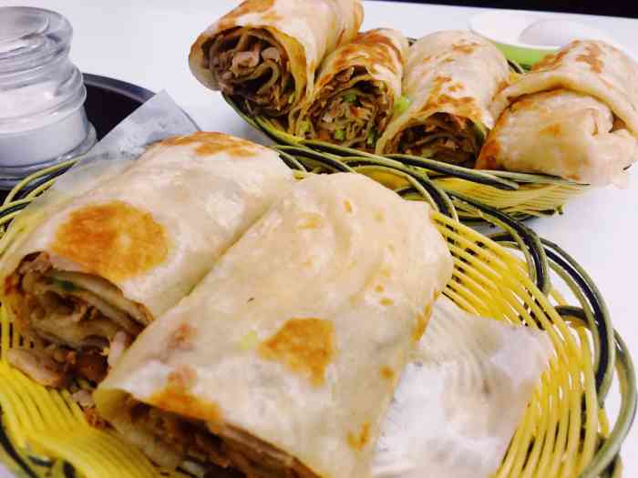 大饼卷肉,顾名思义,大饼好,肉厚!