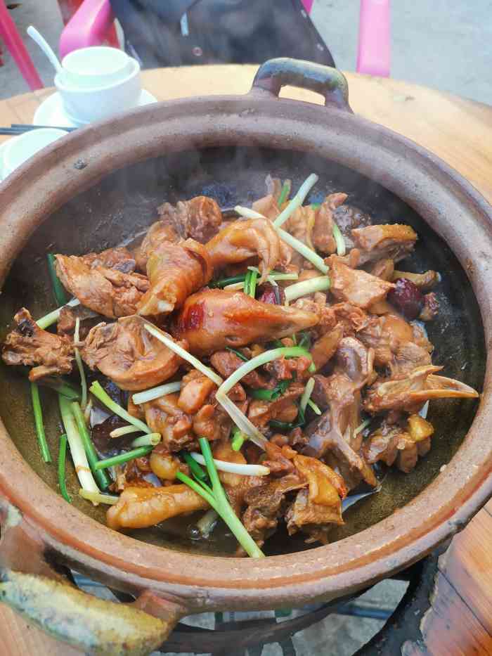 霞姐屯昌枫木香草鸭店"鸭肉好吃,肉质鲜嫩爽口,环境还可以,喜欢.