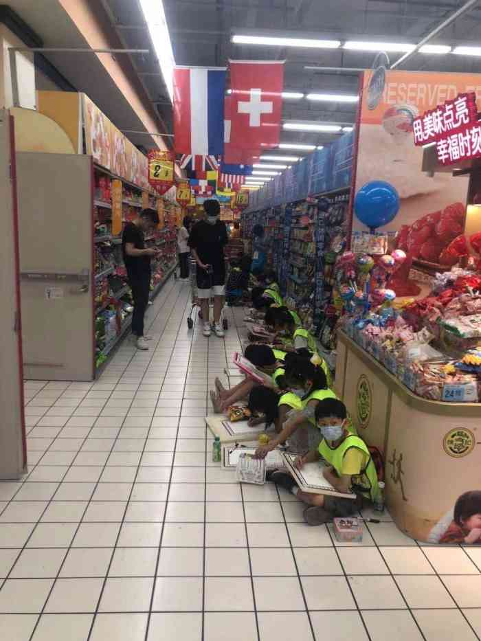 大润发(罗村店)-"地方比较大,有两层购物区,工作时间.